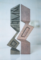 Lothar Rumold: Für Walter W., 1991, Eiche (getönt), H 35 cm