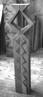 Lothar Rumold: Die Knodel-Stele, 1993, Kiefer, Kupferblech, Wachskreide, H 100 cm