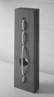 Lothar Rumold: O. T., 1993, Kambala-Holz, Schnur, H 40 cm