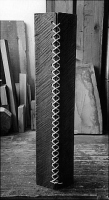 Lothar Rumold: Doppelt genäht, 1995, Kambala-Holz, Seil, 139 x 32 x 19 cm