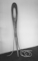 Lothar Rumold: Große Nadel, 1995, Eiche, Seil, 185 x 19,5 x 7 cm