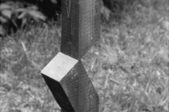 Lothar Rumold: Balanceakt, 1989, Fichte, Wachskreide