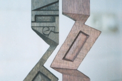 Lothar Rumold: Für Walter W., 1991, Eiche (getönt), H 35 cm