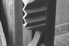 Lothar Rumold: Turm III, 1992, Linde (dunkel gebeizt), Öl, H 128 cm