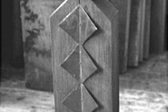 Lothar Rumold: Die Knodel-Stele, 1993, Kiefer, Kupferblech, Wachskreide, H 100 cm