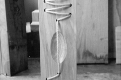 Lothar Rumold: Traum von der Direktrice, 1993, Esche, Seil, H 86 cm
