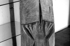 Lothar Rumold: Große Eule, 1994, Eiche, H 174 cm
