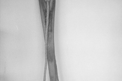 Lothar Rumold: Große Nadel, 1995, Eiche, Seil, 185 x 19,5 x 7 cm