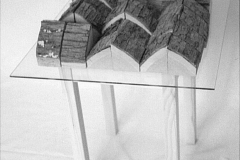 Lothar Rumold: Hocker-Plastik, 1995, Eiche, Glasplatte, Hocker, 57 x 49 x 49 cm