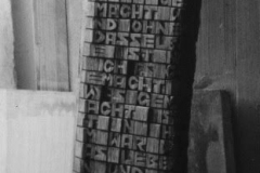 Lothar Rumold: Im Anfang war das Wort, 1995, Eiche (dunkel getönt), 193 x 35 x 6 cm