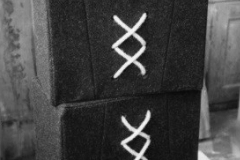 Lothar Rumold: Jacke wie Hose, 1995, Stoff über Spanplatte, Seil, 82 x 40 x 23 cm