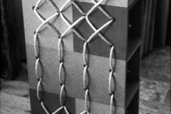 Lothar Rumold: Rot - Gelb - Orange, 1995, Spanplatte (lasiert), Seil, 100 x 40 x 20 cm