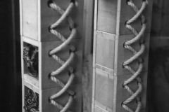 Lothar Rumold: Sechs und eins und viermal sieben, 1995, Tischlerplatte, Stoff, Seil, 50 x 30 x 10 cm