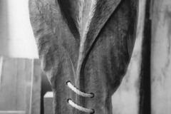Lothar Rumold: Ulster, 1995, Kambala-Holz, Seil, 69 x 32 x 16 cm