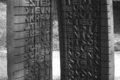 Lothar Rumold: Die Huchel-Bretter, 1997, Esche (gebeizt), Seil, 100 x 80 x 30 cm
