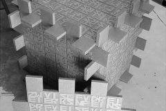 Lothar Rumold: Großer Würfel mit Sestine, 1998, Spanplatte, Karton, 64 x 64 x 64 cm
