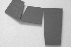 Lothar Rumold: Wandplastik o. T., 2002, Paketband auf MDF-Platte, 120 x 130 cm