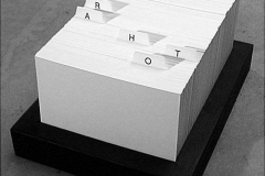 Lothar Rumold: Porträt des Künstlers als Karteikasten, 2004, Holz, Papier